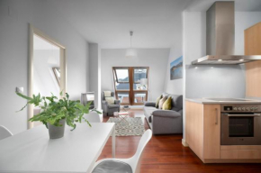 Ático Centro para 3, AC, Luz y Comodidad